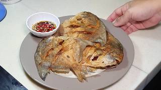 Deep fried Chinese pomfret with special dip [upl. by Emixam]