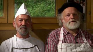 Traditionelles Backen im Steinbackofen [upl. by Leuqcar]