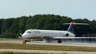 Delta MD88 Skidding on Takeoff [upl. by Courcy132]