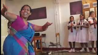 Trincomalee Central College teacher dancing dee kiri නැටුම් ගුරුතුමියගේ දී කිරි නැටුම ஆசிரியர் நடனம் [upl. by Noreg977]