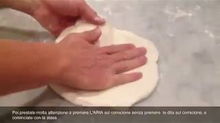 How to stretch the original neapolitan pizza Come stendere la pizza napoletana [upl. by Sinned]