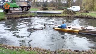 Uitbaggeren vijver in Koningspark Raamsdonksveer [upl. by Rossuck]