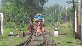 Lalmoni Express Entered Gaibandha Railway Station লালমনি এক্সপ্রেস  Bangladesh Railway [upl. by Fabrienne]