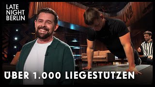 Weltmeister macht über 1000 Liegestützen in der Show  Late Night Berlin [upl. by Alyks]