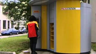 Zusteller legt Pakete in DHL Packstation ein [upl. by Glen]