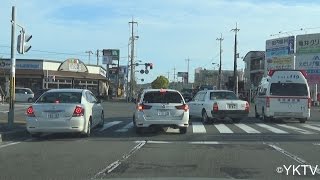 緊急走行する救急車に道を開ける一般車達 [upl. by Heins]