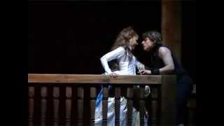 Romeo e Giulietta teatro globe 2003 scena balcone [upl. by Yemiaj937]