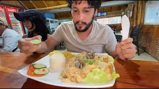 Corvina en Salsa de Marisco Langostas Casuela y Alimentos Deliciosos del Mar en una Playa Manabita [upl. by Ninette]