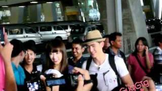 FANCAM 100916 NichkhunVictoria Suwannaphum Airport [upl. by Akeinahs]