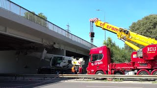 Brascia le operazioni per rimuovere lautogrù rimasta incastrata in tangenziale sotto un cavalcavia [upl. by Lehar]