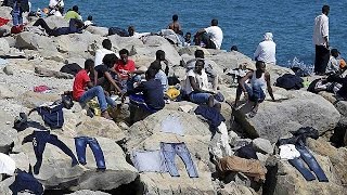 Des centaines de migrants interdits dentrée en France sont bloqués en Italie [upl. by Odlaw]