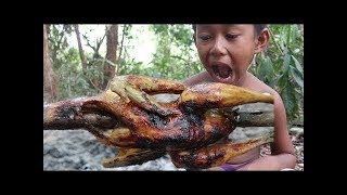 NIÑOS COCINANDO POLLO ASADO EN EL BOSQUE  Tecnologia Primitiva [upl. by Emirac]