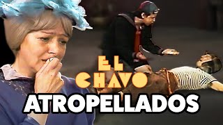 El Chavo finge ser atropellado para que la Bruja del 71 le de comida  El Chavo Del 8 [upl. by Sixele395]