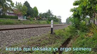 SUPER KERETA API TAKSAKA VS ARGO SEMERU LEWAT [upl. by Ennairrac]