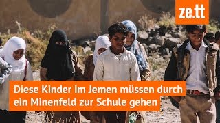 Diese Kinder im Jemen müssen durch ein Minenfeld zur Schule gehen [upl. by Colline]