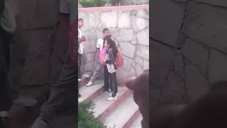 Niños Besándose En Patio De Escuela [upl. by Marga213]