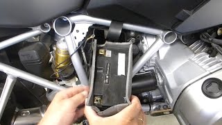 BMW R1200GS Batterie wechseln [upl. by Andromada]