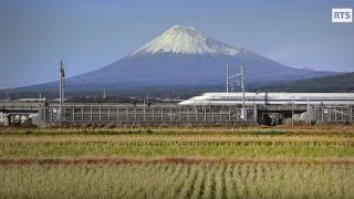 Voyage en train à travers le Japon [upl. by Enerual171]