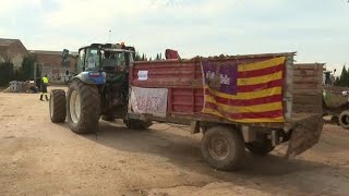 Expedició de pagesos mallorquins amb tractors i camions a la zona zero de la dana [upl. by Mccoy462]