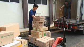 Persiapan Distribusi isi muatan Mobil box truk bongkar muatan 151124 bongkarmuat truk [upl. by Sileray947]