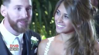 RAW Lionel Messi Shares Kiss With Wife Antonela Roccuzzo After Home Town Wedding in Argentina [upl. by Jacobina]