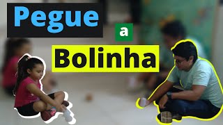 Bolinha no Copo Pegue a Bolinha  Brincadeira para fazer em casa [upl. by Cantu445]