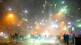 Silvesterballerei Nr 1 Raketen Böller zu Silvester 2016 Berlin Feuerwerksvitrine [upl. by Ainoz]