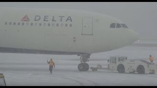 HD Watching Airplanes  Snow Storm  Minneapolis  St Paul International Airport KMSP  MSP [upl. by Rovner]