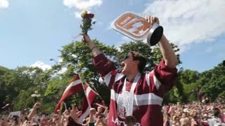 Letonia celebra su bronce mundial de hockey con un festivo improvisado que siembra el caos [upl. by Algie]