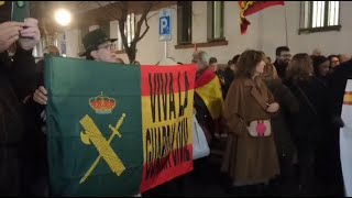 Vox protesta por la obra de teatro Altsasu frente al Teatro de La Abadía en Madrid [upl. by Niletac571]