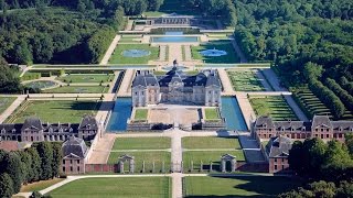 Le château de VauxleVicomte  histoire et actualités dun chef doeuvre du 17ème siècle [upl. by Arenahs]