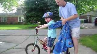 Teach your child to ride a bike with a bedsheet [upl. by Harret]