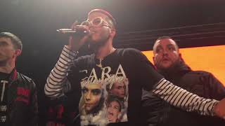 SFERA EBBASTA LIVE  LANCIA UNA BOTTIGLIA IN FACCIA A UN RAGAZZO POI CANTA VISIERA A BECCO [upl. by Anissej537]