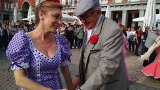 Chulapos y chulapas bailan un tradicional pasodobleplaza Plaza Mayor [upl. by Imer672]