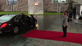 Theresa May bloquée dans sa voiture à son arrivée à Berlin [upl. by Mannes]