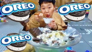 오레오 과자 아이스크림 우유에 넣어서 맛있게 먹어 보기 OREO cookie [upl. by Tallie]