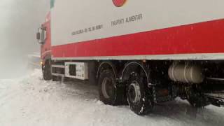 Urbino camion bloccato per la neve a porta Santa Lucia [upl. by Tabbie]