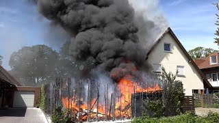 FLAMMENINFERNO  SCHWARZE RAUCHWOLKE Gartenhüttenbrand greift auf Wohnhaus über  Ibbenbüren [upl. by Alleen]