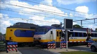 Spoorwegovergang Almelo  Dutch railroad crossing [upl. by Iclehc923]