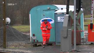 In Walldürn wird die Bahnschranke noch von Hand betrieben [upl. by Ula289]