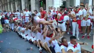 Fêtes de Bayonne 2018  un quotPaquitoquot improvisé place de la mairie [upl. by Derraj]