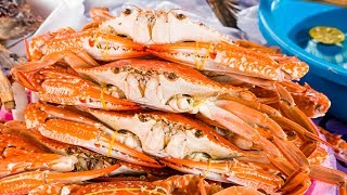 Cambodian Food  LIVE BLUE CRAB Boiled Right Out of The Ocean in Kep Cambodia [upl. by Neiviv319]