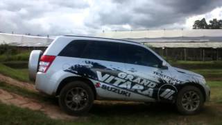 Suzuki Grand Vitara 4X4 en acción [upl. by Ahseirej801]