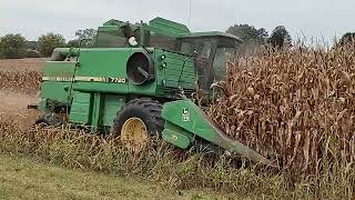 John Deere 7720 Titan shelling 266 bushel to the acre corn [upl. by Midian51]