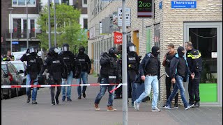 ArrestatieTeam AT valt winkel binnen voor vuurwapen gevaarlijke man [upl. by Suciram643]