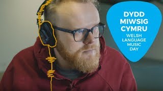 Huw Stephens My Miwsig  Welsh Language Music Day  Dydd Miwsig Cymru fersiwn Saesneg [upl. by Funk140]