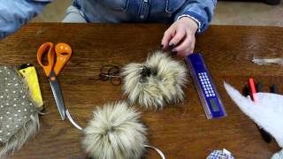 DIY JAK SAMEMU ZROBIĆ FUTRZANY POMPON HOW TO MAKE FUR POM PON помпон из меха [upl. by Suravaj]