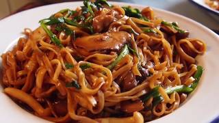 Super Easy Restaurant Style Chinese Braised Noodles • Chicken Lo Mein 伊府面 EeFu Yee Fu Mee Recipe [upl. by Johiah]