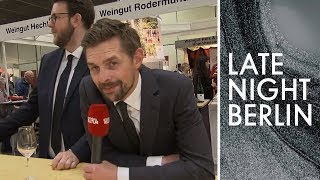 Hinter den Kulissen Aufsager für die Weinmesse  Bonusmaterial  Late Night Berlin  ProSieben [upl. by Orian185]