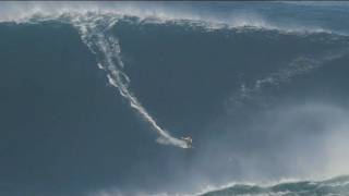 Weltrekord auf der WahnsinnsWelle  Surfer rides 90 foot wave  World Record  Garrett McNamara [upl. by Anirbak]